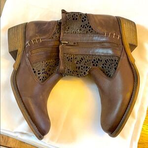 MUSSE & CLOUD DISTRESSED EYELET / LEATHER …
